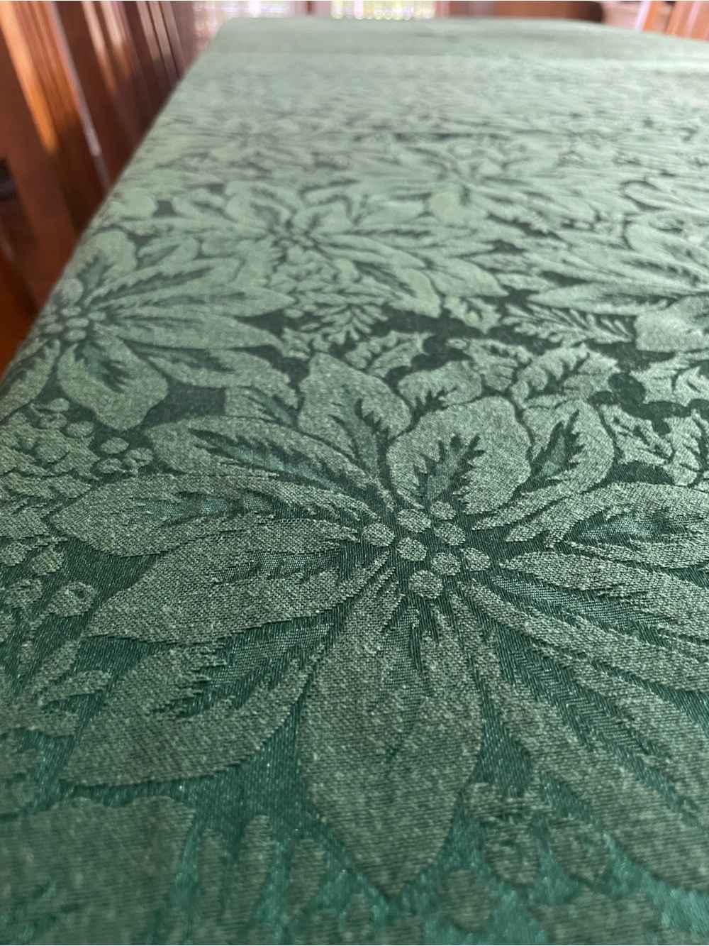 🎄Tablecloth - Poinsettia Design - Picture 2 of 7
